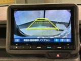 リバースギアに入れるだけで後方の表示へ切り替わります。夜間や雨の日の駐車も楽になりますよ。