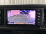 ガイドラインで車両間隔をつかみやすくなっています。バック時に見づらい場所や狭い駐車場で便利です♪