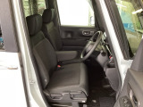 フロント広々、ベンチシートの運転席は、ハイトアジャスターが付いているので、快適にドライブができます。ハンドルはチルトステアリングで、ハンドル位置を上下に調節できます。