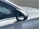 【ブラインドスポットアシスト】走行中車両の斜め後ろの死角エリアをモニタリングし、ドアミラー内蔵のインジケーターを点灯させて注意喚起し、安全な走行のサポートをします。