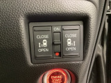 リアドアは乗り降りに便利な両側電動スライドドアです。また運転席に座っていながらスイッチ操作で自在にスライドドアを開け閉めできます。