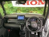 ご覧のように、視界が広く運転しやすいように設計されています。また、フルオートエアコンで快適です。
