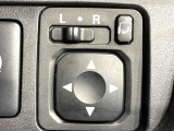 【電動格納ミラー】サイドミラーは電動格納式となっており、狭い駐車場でもキズがつくリスクを抑えられます。