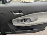 運転席ドアパネル ドリンクホルダーがあります。