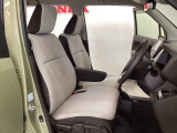 女性でも運転がしやすいように、シートの高さ調整機能(シートリフター)がついています。運転席と助手席の間が空いている為、助手席側への移動がスムーズです。交通量の多い道でも助手席側から乗り降りができます。