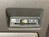 ETCがついています。高速道路の料金所の通過も楽々です!。 カードの取り出しもしやすい場所についています。