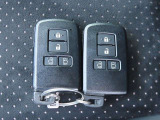 カギを取り出す手間がなく施錠開錠・エンジン始動ができる便利なスマートキーです!荷物で手がふさがっていたり、雨天時にも役立ちます☆
