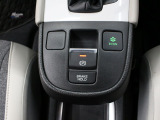 【電子パーキングブレーキ】電子制御のパーキングブレーキと、信号待ちや渋滞に便利なオートブレーキホールドを装備しております。ブレーキペダルから足を離しても自動的に停車状態を保持してくれる便利な機能です