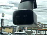 【ドライブレコーダー】走行中の映像を記録します。事故などのトラブル時に確認ができ、証拠映像としても役に立つだけでなく、危険運転などの抑止にも効果があります。