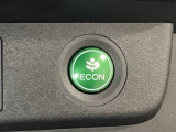 ECON モードをON にするとアクセルペダルの動きに対するエンジンの反応とエアコンの制御を切り換えることで、燃費のいい運転をするドライバーがペダルを踏んだ時と同じようにエンジンを制御します。
