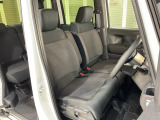 乗降がしやすい運転席。高さが調節できて小柄な方でも運転しやすいポジションをとることができます。