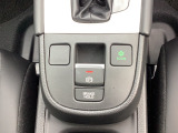 停車中にブレーキペダルから足を離していても、自動的にブレーキを保持してくれる機能です♪保持中にアクセルを操作すると自動でブレーキを解除してくれます♪信号待ちや駐車券を取る時などに便利な機能です♪