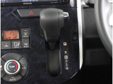 シフト周りには、パーキングブレーキや各種操作スイッチを使いやすく配置!運転席まわりの操作性にも配慮されたレイアウトです!