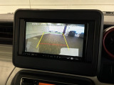 リバースギアに入れるだけで後方の表示へ切り替わります。夜間や雨の日の駐車も楽になりますよ。