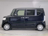 【ユーカーズ浜線へようこそ】屋根付駐車場なので、雨でもゆっくり車をご覧いただけます!当社は、新車、中古車、サービス工場と併設しております。トラブル時も安心です!