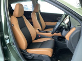 フロント広々、セパレートシートの運転席は、ハイトアジャスターが付いているので、快適にドライブができます。ハンドルはテレスコピック機能で、ハンドル位置を上・下・手前・奥に調節できます。