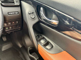 運転席側のドア部。こちらのスイッチでドアミラーの角度調整やパワーウィンドーの操作になります。