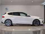 【BMWの伝統-3】BMWのお車は、&ldquo;駆け抜ける歓び&rdquo;を体現しております。走行の安定性とコーナリングの良さを追求し、思い通りにハンドルの操作可能です。