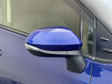 対向車や歩行者が認識しやすいサイドターンランプ付カラードドアミラー