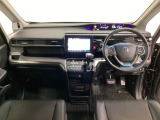 車内は光触媒抗菌消臭施工済です。スタイリッシュなデザインでスポーティなインパネ周りを演出します。グローブボックスやカップホルダーのほかにトレーなどたくさんの収納スペースが付いています。