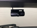 後方にもドライブレコーダーのカメラが付いています。前後両方でお車の周りを監視・記録いたします。