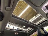 【パノラマルーフ】大型のガラスルーフ搭載で車内の解放感が一気にアップ!開放的なドライブをお楽しみいただけます。