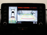 【マルチビューカメラシステム】カメラで映した周囲の映像をナビゲーション画面に表示し、ドライバーの死角を減らし運転負荷を軽減する機能です。映像は、車両の前後と左右のドアミラーに搭載した計4台で映します。