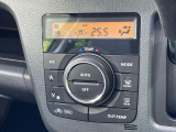 【オートエアコン】一度お好みの温度に設定すれば、車内の温度を検知し風量や温度を自動で調整。暑い&hellip;寒い&hellip;と何度もスイッチ操作をする必要はありません。快適な車内空間には必須の機能ですね♪