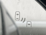 【ブラインドスポットモニター】走行中、ドアミラーの死角になりやすい箇所に後続車が接近するとサイドミラーのレンズに警告を表示!ドライバーに注意喚起をしてくれます。