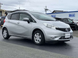 エマージェンシーブレーキ(衝突被害軽減ブレーキ)、フロントカメラが車両や歩行者を検知し警告音と共に衝突回避、軽減をアシストしてくれます。