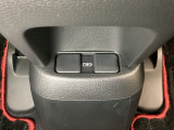 アームレストの後ろ側には、リア席用の充電可能なUSB端子が2個ついています。移動中に充電もできるので便利です。