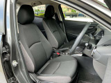 正しい姿勢で運転できるように体幹の腰部をしっかりささえるようデザインされているシートです。素材、シート形状を研究することでフィット感を高めつつ、優れた快適性を実現しています。