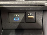 充電用と通信用のUSBポート付き。スマートフォンやタブレットなどの充電に便利です。