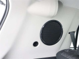 後部座席にはスピーカーが付いているので後ろの人たちも音質よくドライブ楽しめます!