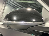 ウィンカー内蔵ドアミラーを開発したのは『メルセデス・ベンツ』です。他車からの視認性が高まり、事故の可能性を低減させています。更に、点灯部分はドライバーの視界に入らないように設計されています。
