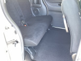 スライドドアだから、隣の車との距離が近い駐車場でも安心。チャイルドシートへの乗せ降ろしや、大きな荷物の積み込みもストレスなく行えます。