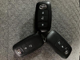 電子カードキーを携帯していれば、ドアハンドルやバックドアのリクエストスイッチを押すだけでドアの施錠・解錠が出来ます♪もちろん 遠隔操作も可能です!盗難防止のイモビライザー機能装備ですよ ☆