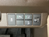 ハンドルの右側にはヘッドライトレベライザーとHondaセンシング用のメインスイッチがついています。ヘッドライトレベライザーは道路状況や積荷の加重に応じてライトの高さを調節できます。
