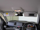 運転席・助手席ともにサンバイザー内側に鏡がついております。