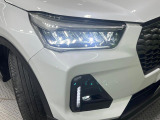 【LEDヘッドライト】悪天候や夜間走行時も良好な視界を確保し安心して運転できる高輝度LEDヘッドライトを装備!点灯速度が早く、消費電力も抑えられています。