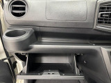 【グローブボックス】車検証入れ等の収納に便利です♪