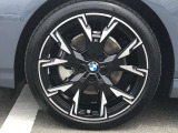 BMW純正19インチホイール。洗練されたデザインで、足元の個性を引き立てます。