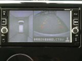 全周囲カメラで、クルマを上空から見下ろしているかのような映像を映し出します。周囲の状況がひと目でわかります!