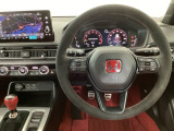 【ハンドル】運転にかかわる様々な操作を安全に行えるように視点移動が少なく操作性に配慮されたスイッチ類が凝縮されたコックピットです。