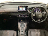 車内は光触媒抗菌消臭施工済です。スタイリッシュなデザインでスポーティなインパネ周りを演出します。グローブボックスやカップホルダーのほかにトレーなどたくさんの収納スペースが付いています。