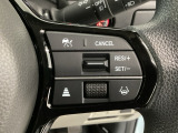【アダプティブ・クルーズ・コントロール】予め設定した車速内でクルマが自動的に加減速。 前走車との適切な車間距離を維持しながら追従走行し、高速道路でのドライバーの疲労を軽減してくれる嬉しい機能付♪