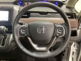 ハンドルにHondaセンシング系のクルーズコントロールやレーンキープアシストなどのスイッチと、オーディオの操作スイッチが装備されています。ハンドルから手を離さず安全に操作できます。