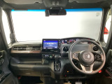 機能的に配置されたスイッチ類と、見晴らしの良い視界が快適なドライブをサポート。座るたびに心が落ち着くような、手入れの行き届いた上質な空間です。