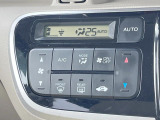 【オートエアコン】一度お好みの温度に設定すれば、車内の温度を検知し風量や温度を自動で調整。暑い&hellip;寒い&hellip;と何度もスイッチ操作をする必要はありません。快適な車内空間には必須の機能ですね♪