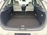 シートを折りたたむと、大きなギアを収納できる実用的なスペースが生まれます。Fold the seats to create a practical space for larger gear.